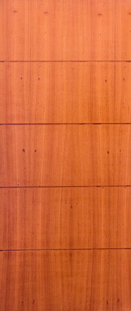 Porta lisa semi sólida com detalhe horizontal espaçado