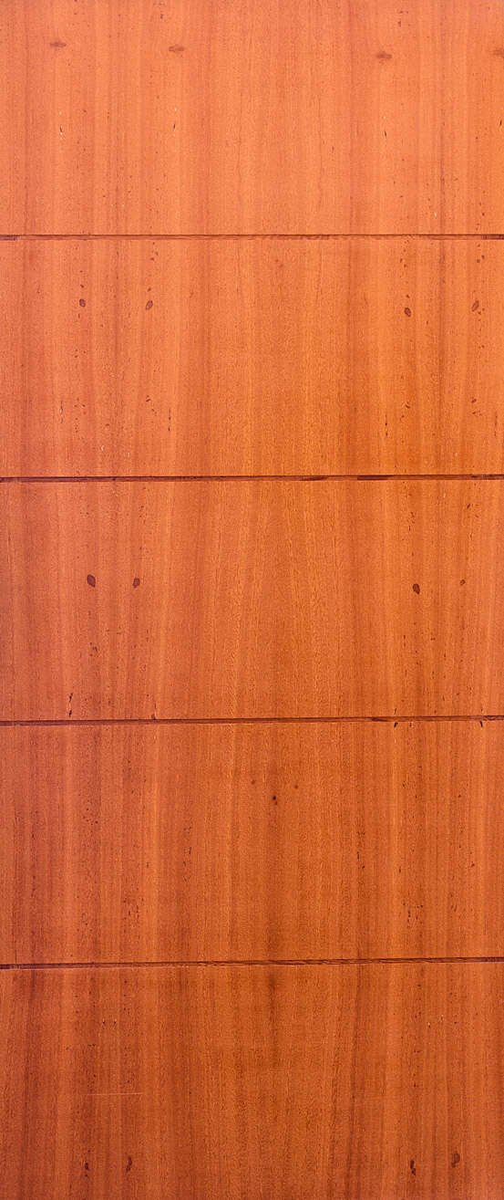 Porta lisa semi sólida com detalhe horizontal espaçado