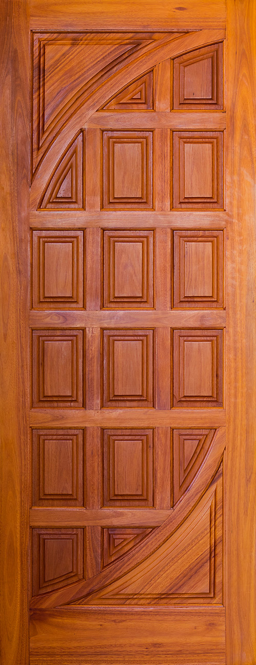 Porta básica com detalhes inferior e superior e almofadas
