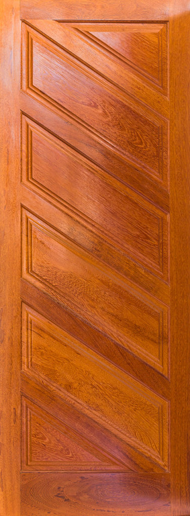 Porta traçado diagonal com almofadas