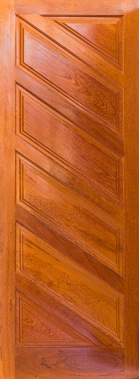Porta traçado diagonal com almofadas
