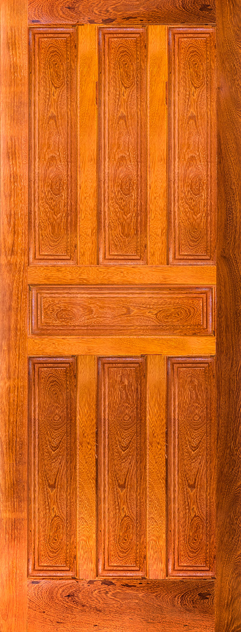 Porta básica com detalhe horizontal e almofadas