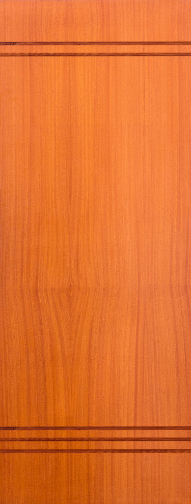 Porta lisa semi sólida com detalhes superiores e inferiores